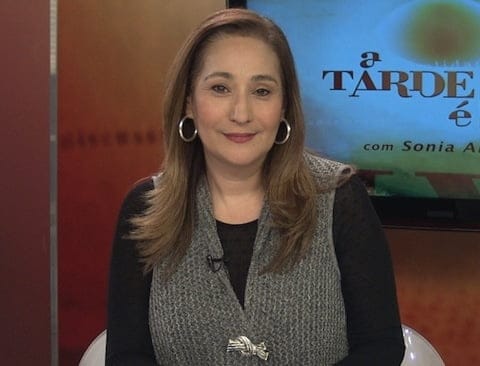 Com salário de R$ 700 mil, Sônia Abrão inicia conversas para deixar a maior audiência diária da RedeTV!