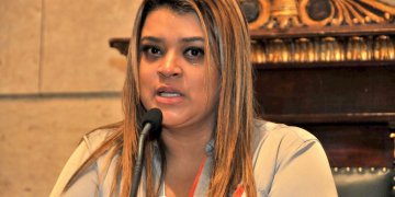 “ESSA NÃO SOU EU”: Preta Gil reclama de excesso de Photoshop em capa de revista