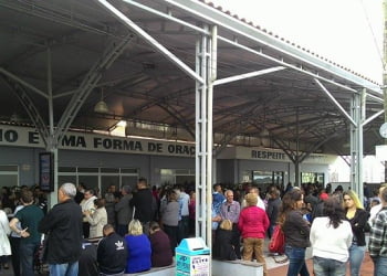 Amigos e parentes lotam cemitério para se despedir da jovem que morreu atropelada