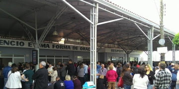 Amigos e parentes lotam cemitério para se despedir da jovem que morreu atropelada