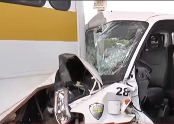 Van com crianças bate em ônibus escolar; sete pessoas ficaram feridas