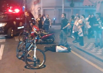 Para não atropelar criança e mãe, motoqueiro sofre acidente